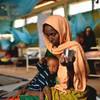 一位母亲在肯尼亚达达布难民营的无国界医生医疗站哺育她罹患营养不良的儿子。