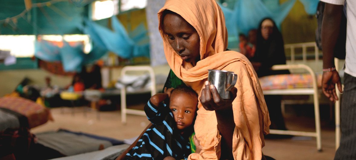 Mama akimlisha mtoto wake mwenye utapiamlo katika kliniki ya Madaktari wasiokuwa na mipaka katika kambi ya Dadaab, Kenya.