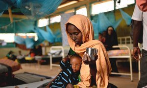 Una madre alimenta a su hijo desnutrido en una clínica de Médicos Sin Fronteras en un campo de refugiados en Dadaab, en Kenya.
