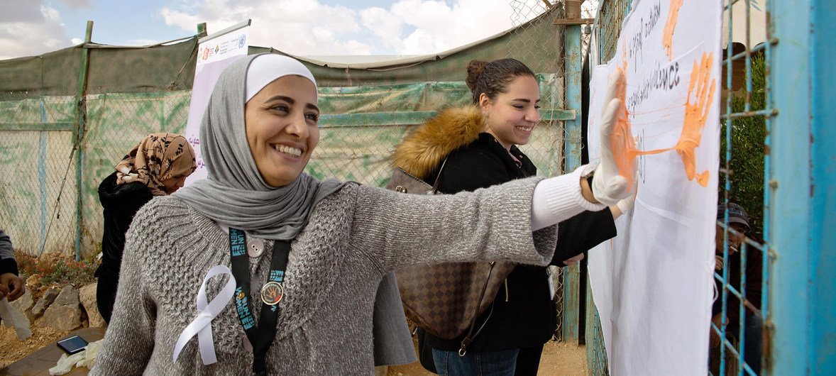 在约旦扎塔难民营举行的消除暴力侵害妇女国际日活动开幕式上，一名女孩印上了自己的手印。