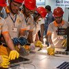 भारत की राजधानी दिल्ली में युवा कौशल केंद्र में हुनर सीखते कुछ कामगार