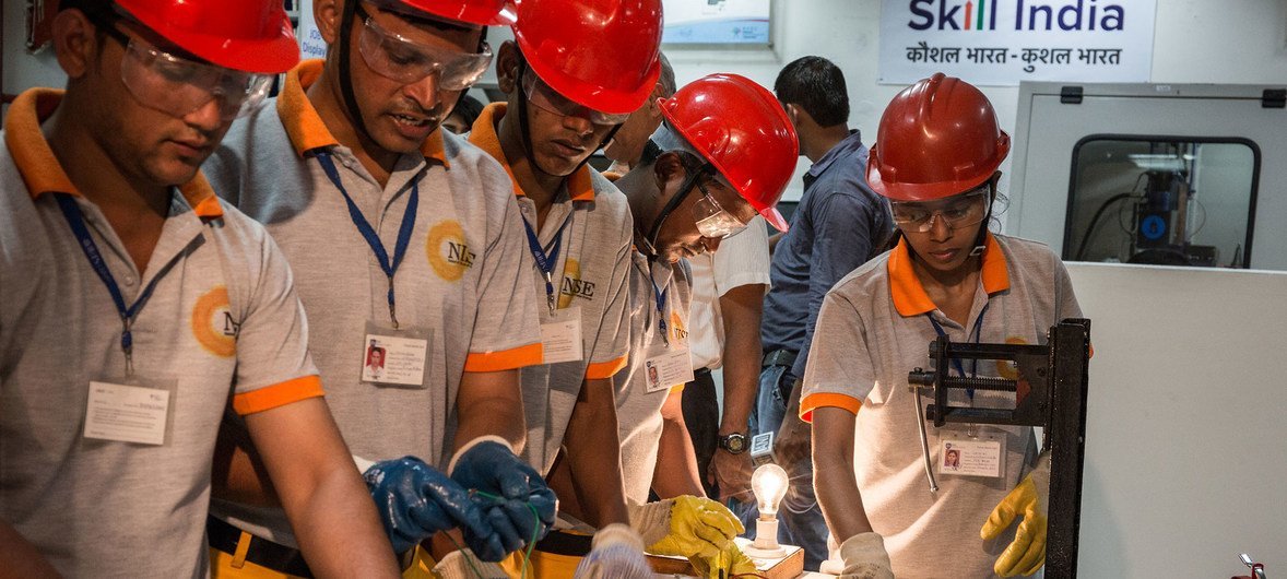 Trabajadores en un centro de formación profesional en la capital india de Nueva Deli.