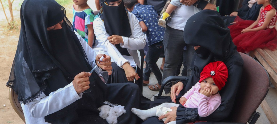 عاملة صحية في عدن باليمن  تستعد لتطعيم فتاة صغيرة خلال حملة تطعيم ضد الحصبة والحصبة الألمانية تدعمها اليونيسف في فبراير 2019.