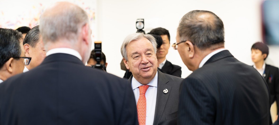 صورة  من أرشيف قمة مجموعة العشرين في أوساكا، اليابان، في عام 2019، تضم السيد جان إيف لودريان، وزير خارجية فرنسا والسيد وانغ يي، وزير خارجية الصين، والامين العام أنطونيو غوتيريش. 
