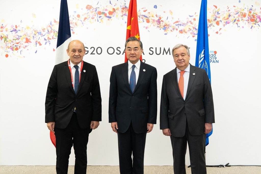 Réunion trilatérale sur le changement climatique avec de gauche à droite Jean-Yves Le Drian, Ministre des affaires étrangères de la France, Wang Yi, Ministre des affaires étrangères de la Chine et Antonio Guterres, Secrétaire général de l'ONU.
