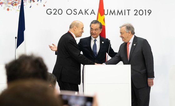 जी20 के ओसाका सम्मेलन में जलवायु परिवर्तन मुद्दे पर त्रिपक्षीय बैठक के दौरान फ्रांस के विदेश मंत्री ज्या य्वस ली द्रियाँ, चीन के विदेश मंत्री वांग यी और महासचिव एंतोनियो गुटेरेश. (29 जून 2019)