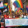 UN-GLOBE, une association d'employés de l'ONU, participe à une marche célébrant les personnes LGBTQI à New York en 2019.