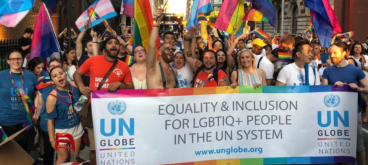 Trabajadores de la ONU participan en la marcha del Orgullo LGTBI en Nueva York.