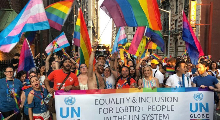 Trabajadores de la ONU participan en la marcha del Orgullo LGTBI en Nueva York.