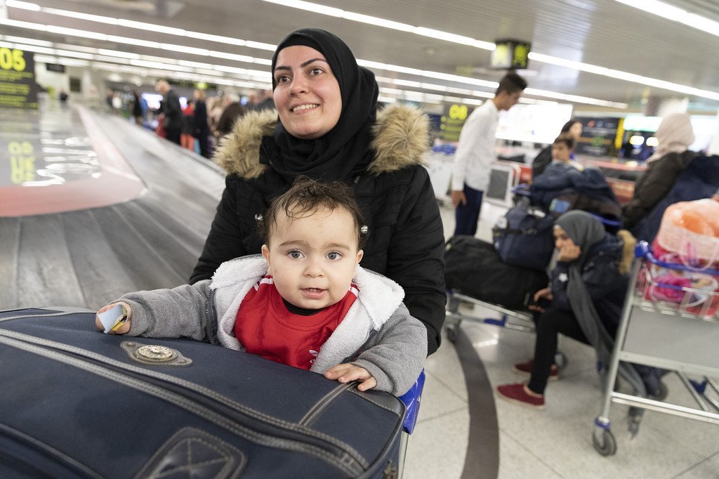 مفوضية شؤون اللاجئين تستقبل ست عائلات لاجئة من سوريا وجنوب السودان من اللاجئين في مطار لشبونة لإعادة توطينهم في البرتغال. (كانون الأول/ديسمبر 2018)