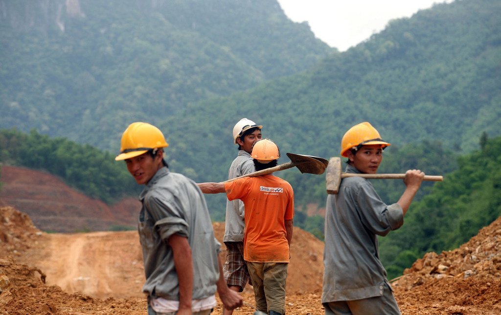 عمال البناء في موقع بناء مشروع ترونغ سون للطاقة الكهرومائية، فيتنام.