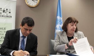 Virginia Gamba, Représentante spéciale du Secrétaire général pour les enfants et les conflits armés, et Mazloum Abdi, Commandant de la force des Forces démocratiques syriennes, signant un plan d'action pour mettre fin au recrutement d'enfants.