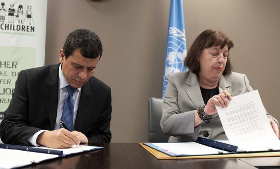 Virginia Gamba, UN Special Representative for Children and Armed Conflict, and Mazloum Abdi, Force Commander of the Syrian Democratic Forces, sign a Plan of Action to stop recruiting child soldiers, 29 June 2019.