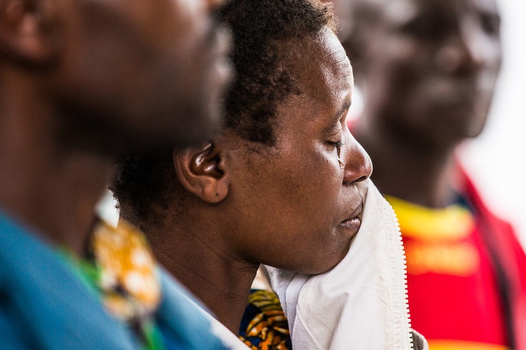 在刚果民主共和国北基伍省布滕博的埃博拉治疗中心，一名母亲在她死于埃博拉的儿子的葬礼上忍不住哭泣。（2019年3月图片）