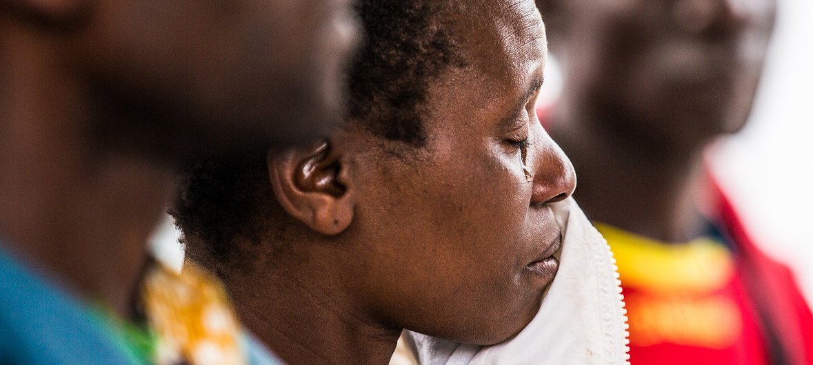 在刚果民主共和国北基伍省布滕博的埃博拉治疗中心，一名母亲在她死于埃博拉的儿子的葬礼上忍不住哭泣。（2019年3月图片）