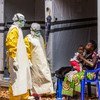 Trabajadores de salud visitan a una madre y su hija en el centro de tratamiento de ébola en Butembo, República Democrática del Congo. 