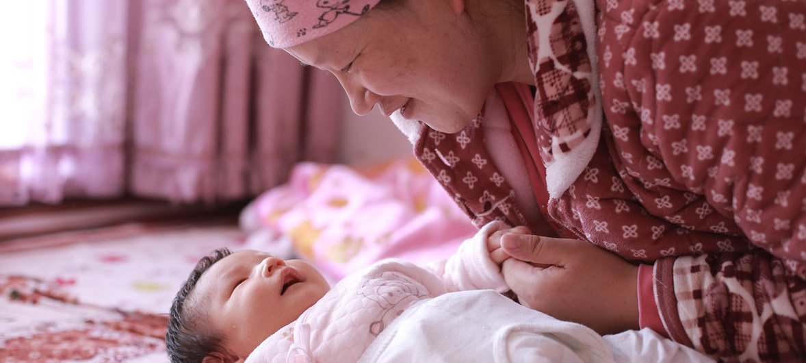2018年5月，宁夏回族自治区的一位27岁的母亲不久前生下第二个女儿。中国国家卫生健康委员会和联合国儿童基金会开展合作，在宁夏、贵州、四川和青海四省区共同实施了“新生儿安全项目”，改善西部地区的孕产妇及新生儿保健政策制度和服务，推动母婴生存和健康发展。