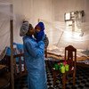 Une aide soignante dans le centre de traitement d'Ebola de Butembo, dans l'est de la République démocratique du Congo.
