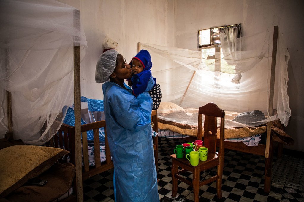 2019年3月23日，刚果民主共和国北基伍省的一个埃博拉治疗中心的护理人员正在亲吻一名7个月大的婴儿，他的母亲几天前刚刚因埃博拉死亡。