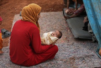 Семьи проводят ночи в лагерях, где нет ничего, кроме одеял и простыней, повешенных на деревьях. Военные действия в Сирии продолжаются. 