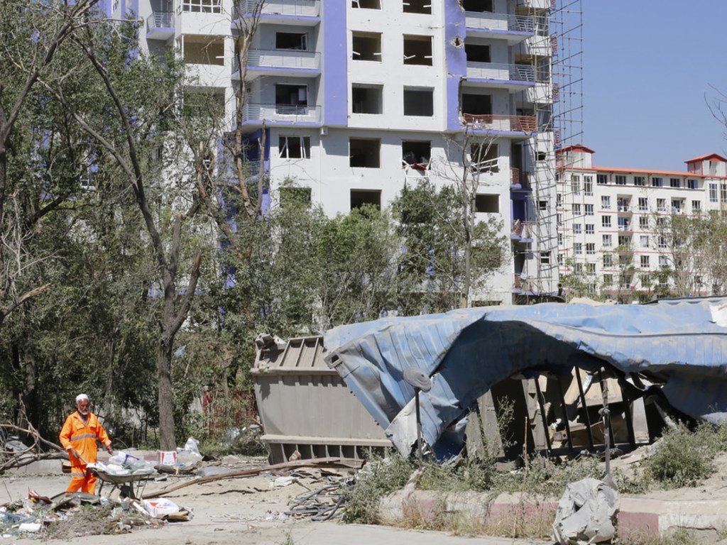 Un employé municipal à Kaboul, la capitale d'Afghanistan, nettoie des débris dans un complexe d'appartements endommagé par une attaque revendiquée par les Talibans le 1er juillet.