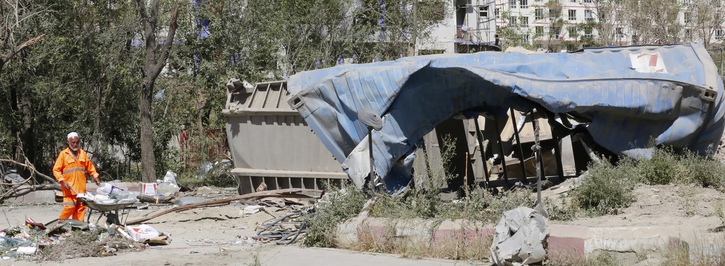 Um funcionário municipal em Cabul, capital do Afeganistão, limpa os destroços de um complexo de apartamentos que foi severamente danificado no ataque de 1 de julho  reivindicado pelo talibã.