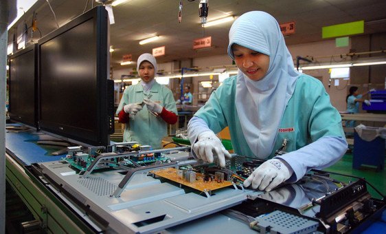 Mulheres trabalhando em fábrica na Indonésia