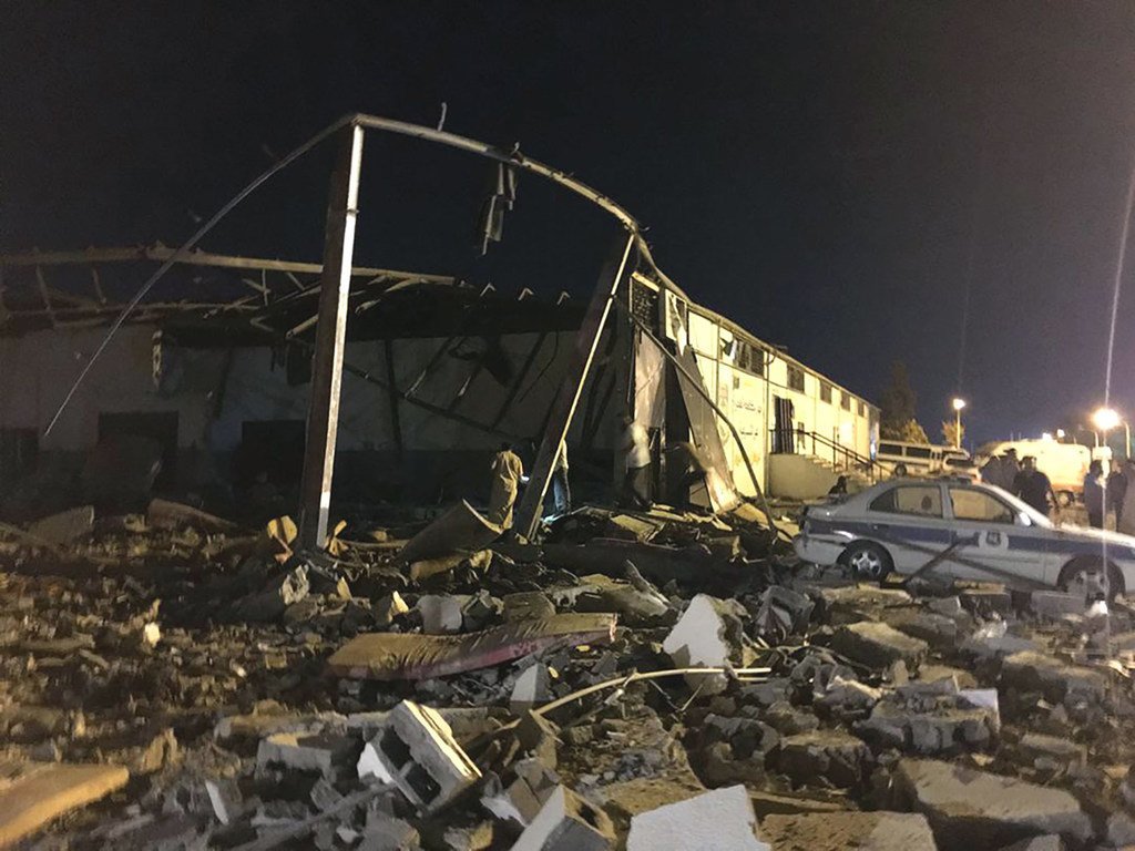 位于利比亚首都的黎波里郊区的塔朱拉（Tajoura）拘留中心遭空袭。