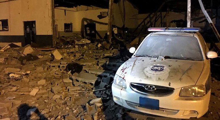 Imagen del devastador bombardeo perpetrado el 2 de julio en el centro de detención de Tajoura, en los suburbios de la capital libia, Trípoli.
