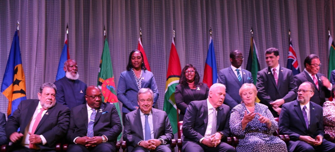 El Secretario General de la ONU y los jefes de Estado y de Gobierno de CARICOM durante la reunión en Santa Lucía.