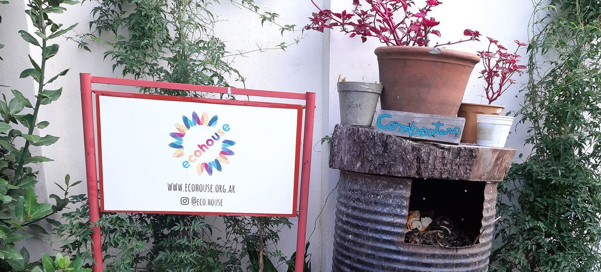 Eco House tiene su sede en el barrio de Palermo en Buenos Aires, y se trata de una casa muy característica, ya que es íntegramente sostenible con paneles solares, composteras para el reciclaje de residuos e iluminación de bajo consumo.