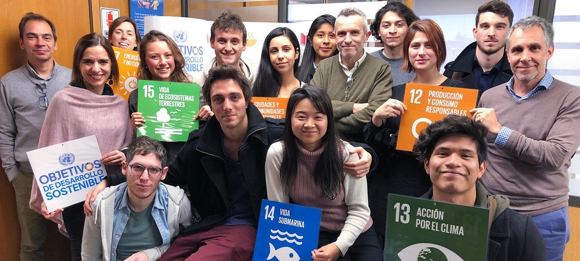 Jóvenes argentinos se encuentra con la María Eugenia Di Paola, coordinadora de Ambiente y Desarrollo Sostenible del PNUD en Argentina y Carlos Gentile, secretario de Cambio Climático y Desarrollo Sustentable de la Secretaría de Ambiente de Argentina. 