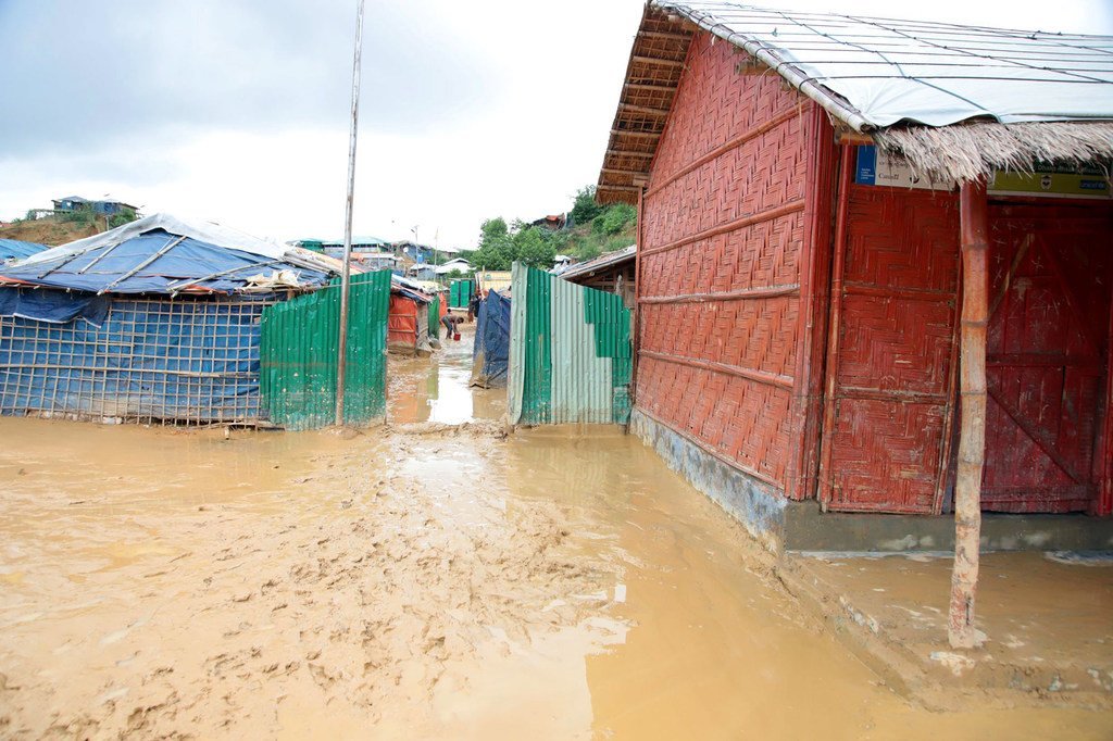 Les camps de réfugiés de Cox's Bazar se sont transformés en boue après les pluies, et certaines zones ont été complètement inondées.