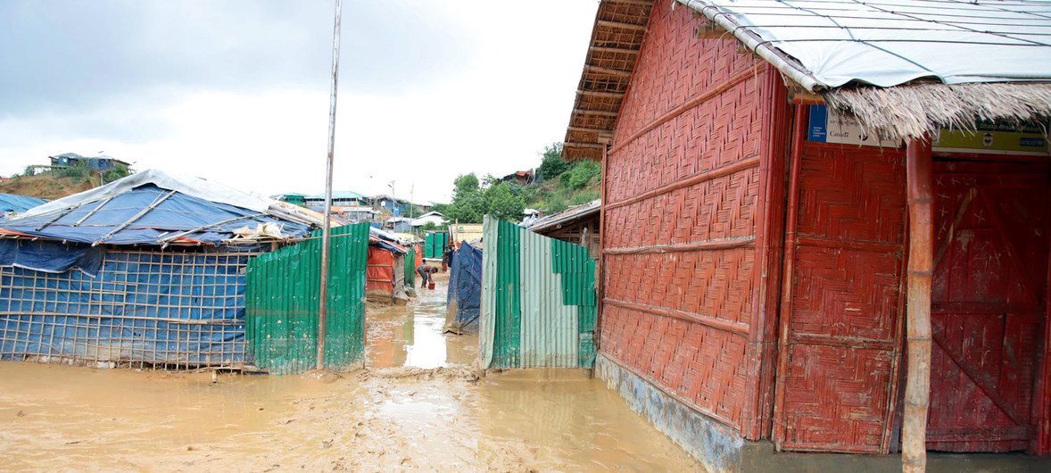 雨后的考克斯巴扎难民营变成一片泥泞，有些地区完全被淹没。