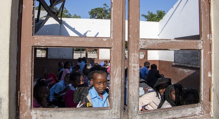 تلميذ ينظر من نافذة فصله الدراسي في بييرا، التي تأثرت بإعصاري إيداي وكينيث بموزامبيق.