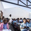 Après les cyclones Idai et Kenneth au Mozambique, certains enfants déplacés de la ville de Beira doivent étudier sans toit au-dessus de leur tête.