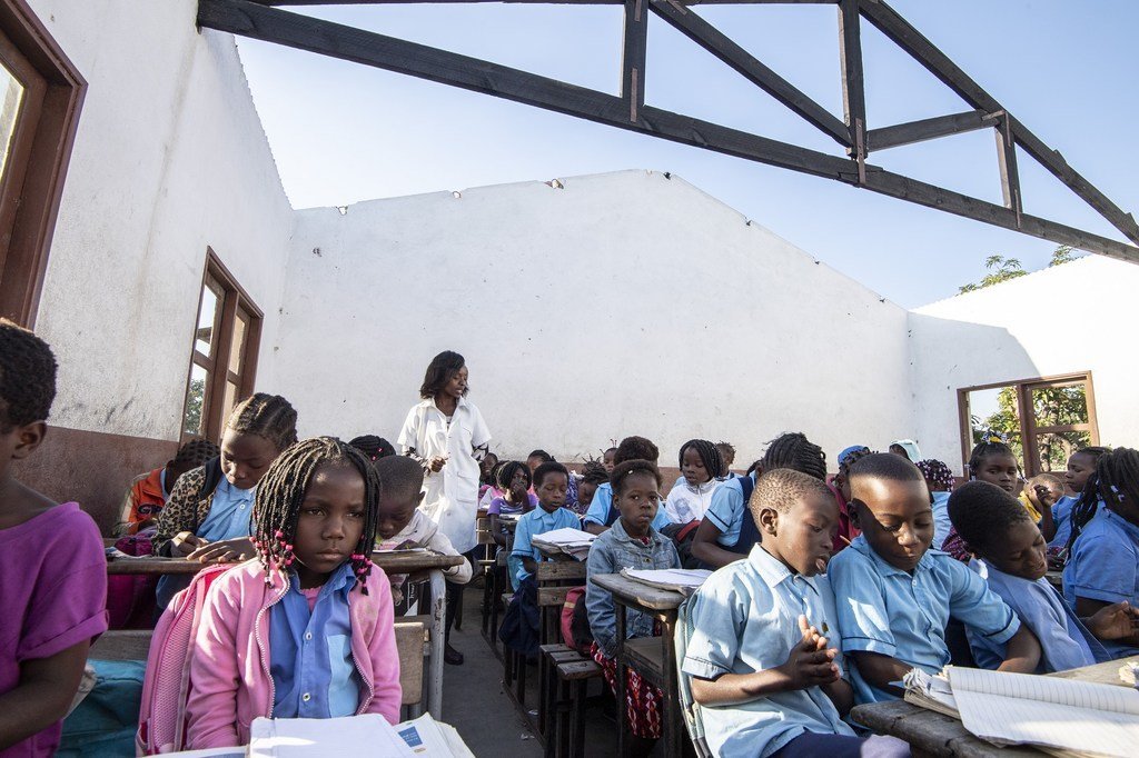 Après les cyclones Idai et Kenneth au Mozambique, certains enfants déplacés de la ville de Beira doivent étudier sans toit au-dessus de leur tête.