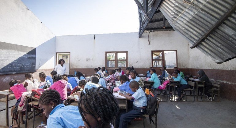 بعد إعصاري إيداي وكينيث في موزمبيق، يدرس تلاميذ المدارس في فصول دراسية مدمرة وبدون سقف.