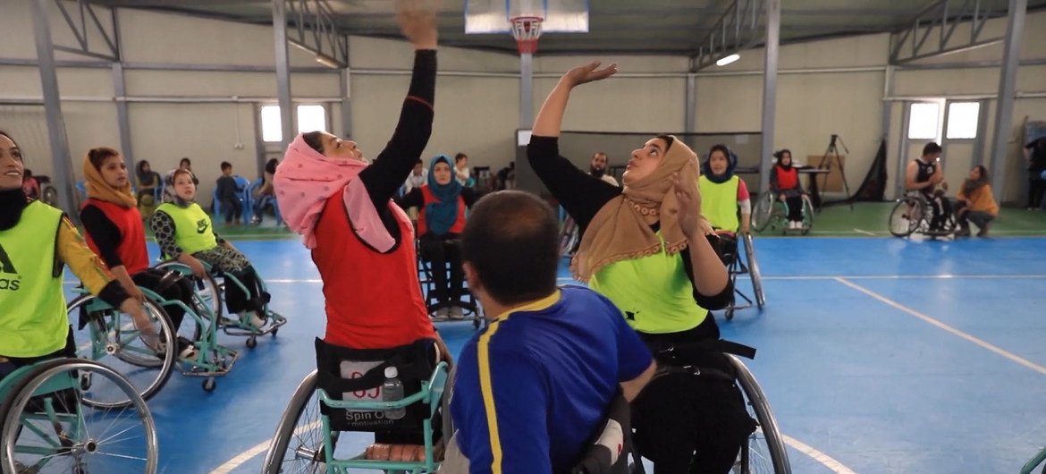 وحيدة نور  تتدرب مع المنتخب الوطني الأفغاني لكرة السلة على الكراسي المتحركة