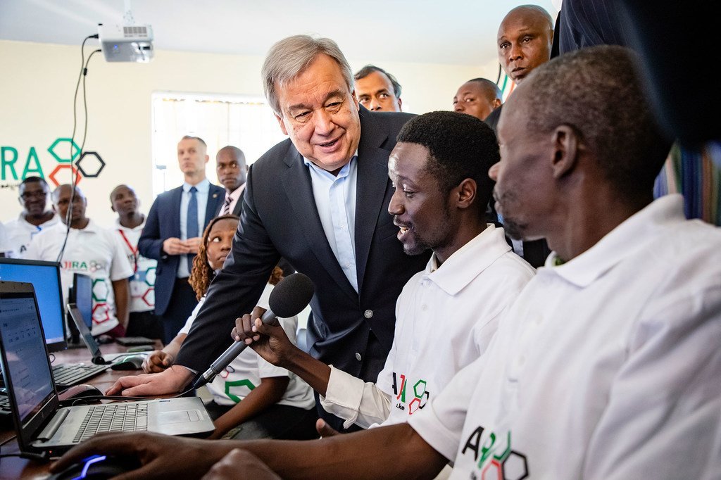 Le Secrétaire général António Guterres, visite un centre de formation aux TIC à Kamakunji, au Kenya. (9 juillet 2019)