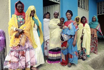 أمهات من مقاطعة سير بإثيوبيا يحصلن على الرعاية الصحية.
