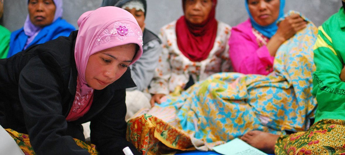 印度尼西亚妇女在社区会议上讨论村庄重建问题。