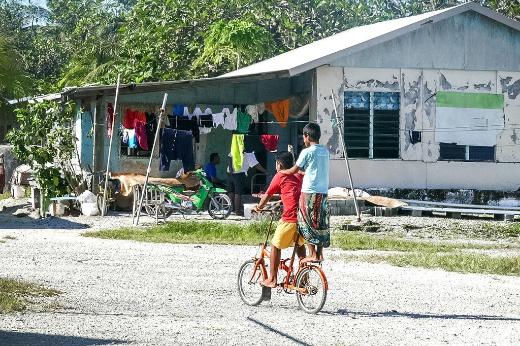 Des enfants faisant du vélo dans les Tuvalu, un Etat du Pacifique.