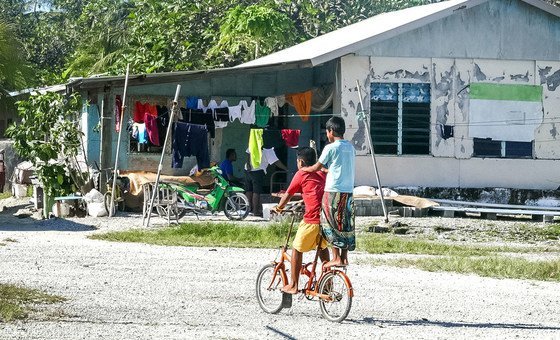 Дети на острове Тувалу, пострадавшем от стихийного бедствия  