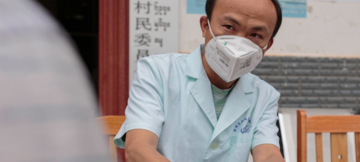 中国疾病预防控制中心的一名工作人员演示如何使用快速诊断检测工具查明感染疟原虫情况。如果检出疟疾病例，将在7天内对疫点人群进行检测。