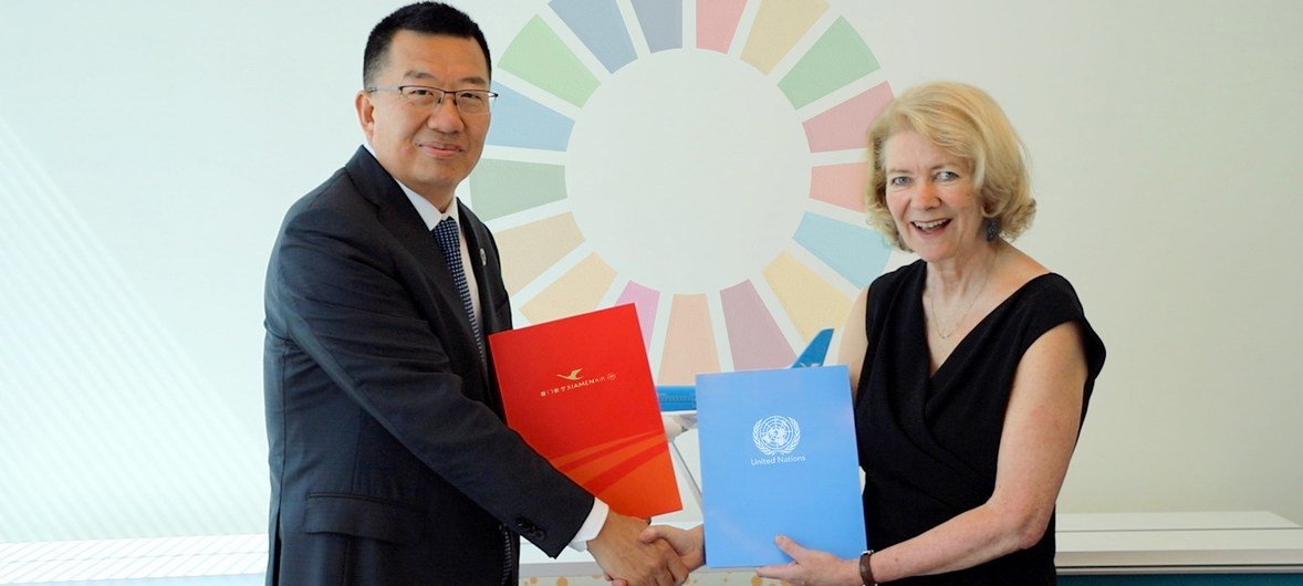 联合国主管全球传播事务的副秘书长斯梅尔与厦门航空有限公司党委书记、董事长赵东签署合作协议。