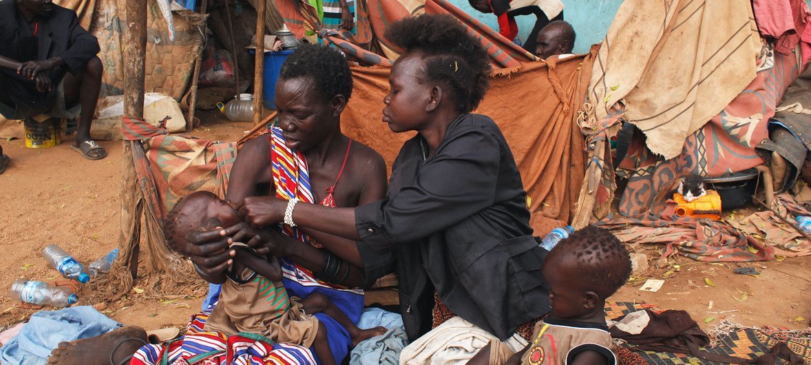 Жительница Джубы, столицы Южного Судана, не имеет крыши над головой и средств, чтобы обеспечить своих близнецов нормальным питанием.     