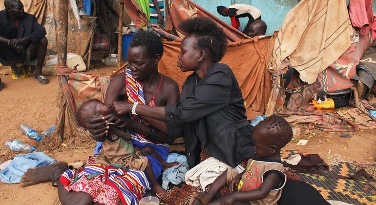 Gemelos en Sudán del Sur que sufren de malnutrición son alimentados por su madre y su tía. 