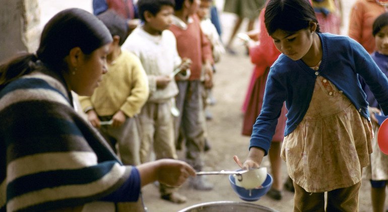 इक्वेडोर के एक ग़रीब इलाक़े में भोजन के लिए एकत्र बच्चे.