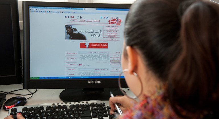 A young woman works on a computer in Tunisia. A joint declaration by global rights experts urges States to recognize people’s right to use the Internet as “an essential condition” for them to express their views. 